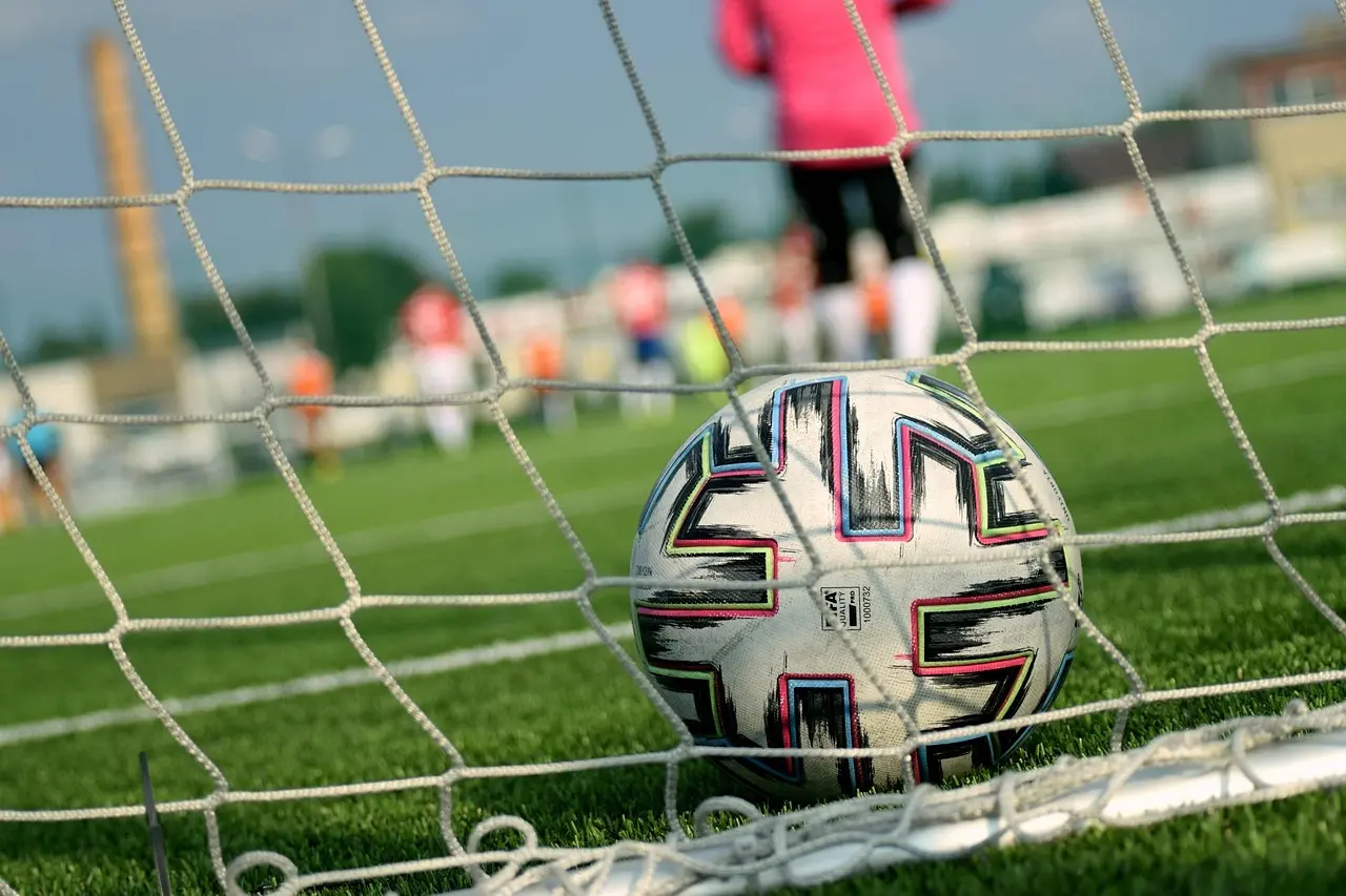 First NL runde 4: Små marginaler, sene afgørelser og en målløs åbningsduel