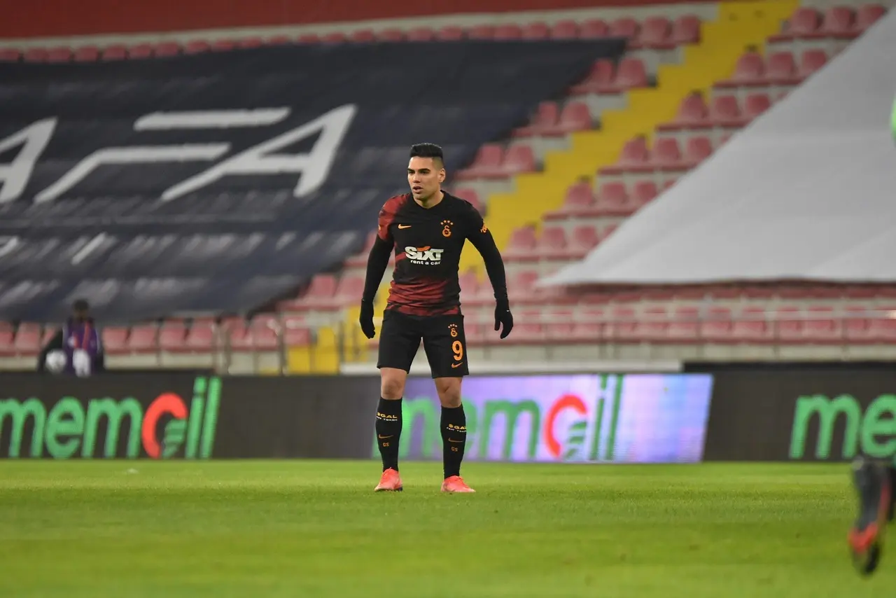 Mikkel Damsgaard kæreste: Fra privat forhold til ægteskab og familieliv